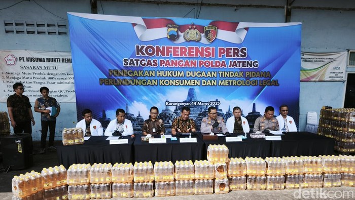 Polda Jateng menyita puluhan ribu botol Minyakita disunat dari pabrik di Karanganyar, Jumat (14/3/2025).