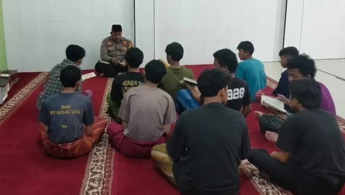 Polisi mengamankan belasan remaja yang terlibat tawuran di Tambora, Jakbar. Belasan remaja tersebut lalu dibina dengan dimasukkan ke program pesantren kilat. (dok Polres Jakbar)