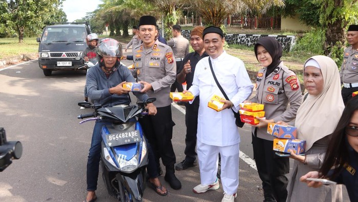 Polres Banyuasin membagikan 100 paket takjil secara merata kepada pengendara dan warga yang melintas.