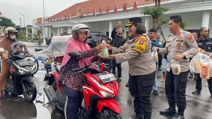 Polres Pasuruan Kota saat bagi takjil ke pengendara