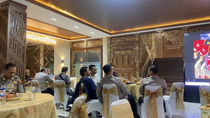 Buka Puasa Polrestabes Semarang bersama awak media di Mapolrestabes Semarang, Kecamatan Semarang Selatan, Kamis (13/3/2025).