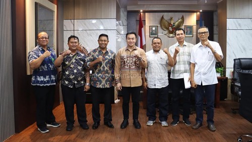 Pose bersama Wali Kota Kupang Christian Widodo bersama panitia Perayaan Nyepi Tahun Caka 1947, Jumat (14/3/2025). (Humas Pemkot Kupang)