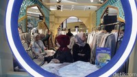 Pengunjung membeli busana muslim di pusat perbelanjaan di Jakarta, Jumat (14/3/2025). Mendekati Idul Fitri dua minggu lagi, warga mulai berburu baju baru di pusat perbelanjaan. Umumnya, warga membeli busana muslim untuk hari raya.