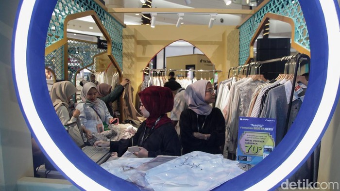 Potret Warga Berburu Baju Baru Jelang Lebaran Mendekati Idul Fitri dua minggu lagi, warga mulai berburu baju baru di pusat perbelanjaan. Umumnya, warga membeli busana muslim untuk hari raya.
