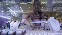 Selain busana muslim, perhiasan seperti cincin maupun kalung juga diincar pengunjung.