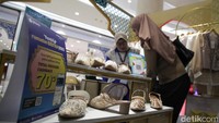 Berbagai jenama menawarkan diskon untuk menarik pengunjung.