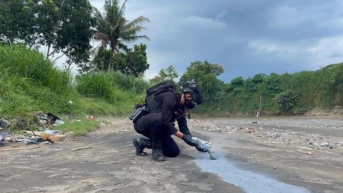 Proses pemusnahan bahan peledak jenis obat mercon di tepi Sungai Progo, wilayah Kecamatan Borobudur, Kabupaten Magelang, Kamis (13/3/2025).