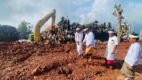 Proses perbaikan Pura Lempuyang Madya yang saat ini telah mencapai progres 60 persen pada Jumat (14/3/2025). (I Wayan Selamat Juniasa)