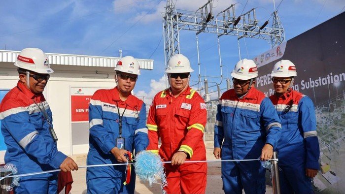 General Manager PHR Zona Rokan, Andre Wijanarko didampingi Kepala Departemen Operasi SKK Migas Perwakilan Sumbagut, Sebastian Julius dan jajaran saat memotong pita secara simbolis diresmikannya New Pematang Substation (Dok. Istimewa)