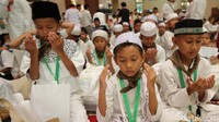 Para anak yatim doa bersama di sela-sela acara santunan.