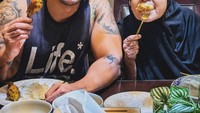 Makan sahur menjadi momen yang dimanfaatkan untuk mendekatkan diri dengan keluarga. Sahurnya selalu dilakukan di rumah dengan menu-menu rumahan favoritnya. Foto: Instagram/robbypurba