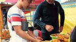 Momen Seru Robby Purba Berburu Takjil di Pedagang Kaki Lima