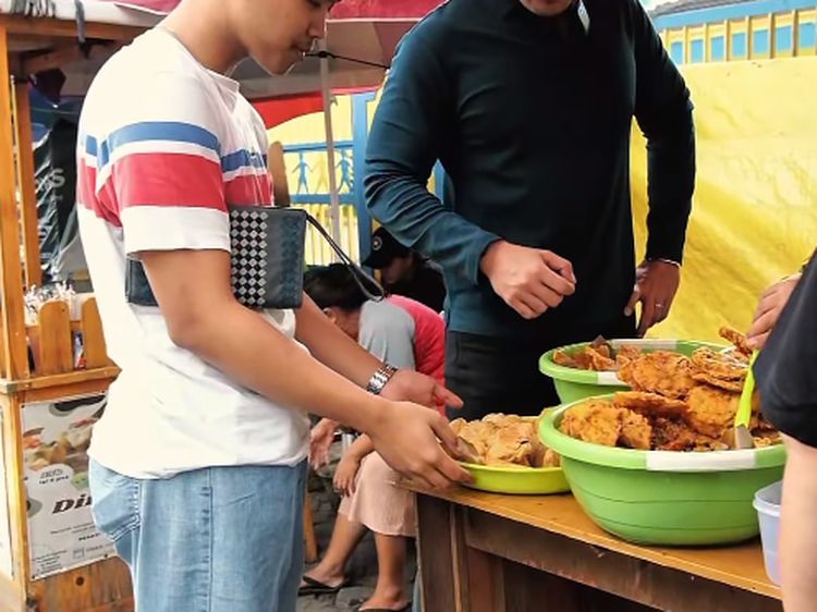 Momen Seru Robby Purba Berburu Takjil di Pedagang Kaki Lima