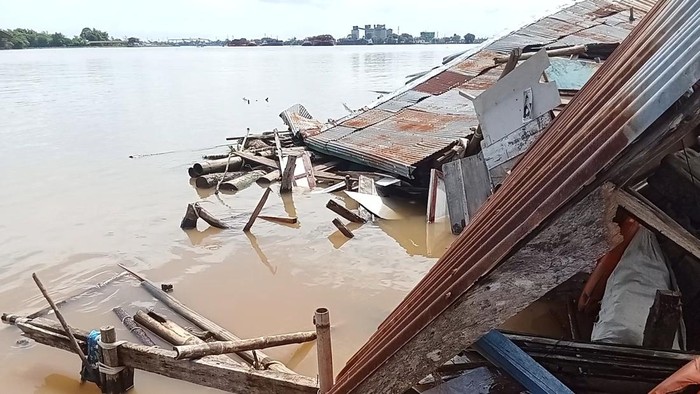 Rumah di pinggir sungai Palembang rusak setelah ditabrak tongkang batu bara