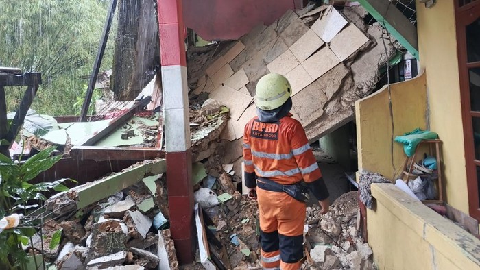 Rumah Tiga Lantai di Bogor Ambruk hingga Tutup Jalan Akibat Hujan Deras