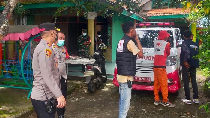 Saat petugas mendatangi TKP dan mengevakuasi jenazah korban ke RS Bhayangkara Palembang