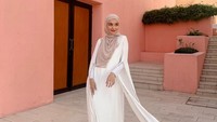 Shireen Sungkar pun memberikan jawaban atas hal tersebut. MasyaaAllah tabarakallah Om tante sheila da keluarga yang semoga Allah jaga selalu. Kan bareng tante juga hehe. Makasi banyak kesempatannya om. Smoga Allah mudahkan dan terima Bismillah, jelas Shireen Sungkar.  Foto: Instagram@shireensungkar