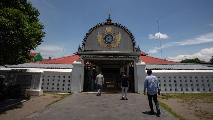 Umat Islam bersiap menjalankan ibadah di Masjid Gedhe Kauman, Yogyakarta, Jumat (14/3/2025). Masjid Gedhe Kauman yang dibangun oleh Sri Sultan HB I bersama Kyai Faqih Ibrahim Diponingrat (penghulu keraton pertama) dan Kyai Wiryokusumo sebagai arsiteknya pada tahun 1773 itu merupakan masjid milik Kesultanan Yogyakarta, yang menjadi simbol harmonisasi kebudayaan Jawa. ANTARA FOTO/Andreas Fitri Atmoko/Rei/rwa.
