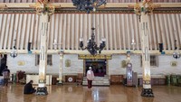 Masjid Gedhe Kauman yang dibangun oleh Sri Sultan HB I bersama Kyai Faqih Ibrahim Diponingrat (penghulu keraton pertama) dan Kyai Wiryokusumo sebagai arsiteknya pada tahun 1773 itu merupakan masjid milik Kesultanan Yogyakarta.  