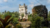 Kondisi menara Masjid Pacinan Tinggi yang masih berdiri di Kota Serang, Banten, Kamis (13/3/2025).  