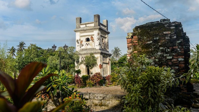 Kondisi menara Masjid Pacinan Tinggi yang masih berdiri di Kota Serang, Banten, Kamis (13/3/2025). Masjid Pecinan Tinggi yang didirikan oleh Syarif Hidayatullah pada tahun 1552 tersebut merupakan situs sejarah peninggalan berkembangnya agama Islam dan kedatangan orang China atau Tionghoa untuk berdagang di wilayah Banten. ANTARA FOTO/Muhammad Bagus Khoirunas/Spt.