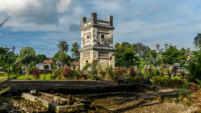 Kondisi menara Masjid Pacinan Tinggi yang masih berdiri di Kota Serang, Banten, Kamis (13/3/2025). Masjid Pecinan Tinggi yang didirikan oleh Syarif Hidayatullah pada tahun 1552 tersebut merupakan situs sejarah peninggalan berkembangnya agama Islam dan kedatangan orang China atau Tionghoa untuk berdagang di wilayah Banten. ANTARA FOTO/Muhammad Bagus Khoirunas/Spt.