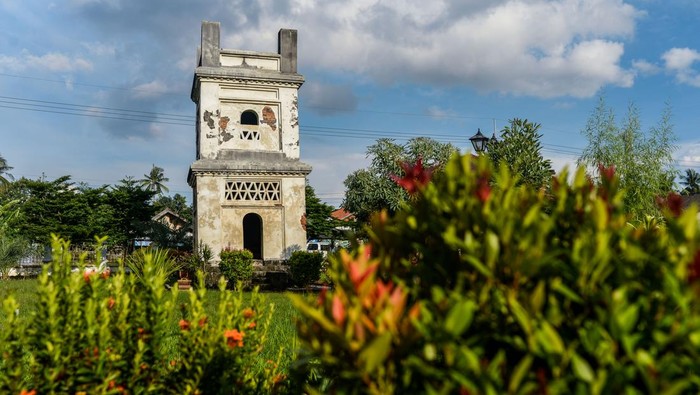 Kondisi menara Masjid Pacinan Tinggi yang masih berdiri di Kota Serang, Banten, Kamis (13/3/2025). Masjid Pecinan Tinggi yang didirikan oleh Syarif Hidayatullah pada tahun 1552 tersebut merupakan situs sejarah peninggalan berkembangnya agama Islam dan kedatangan orang China atau Tionghoa untuk berdagang di wilayah Banten. ANTARA FOTO/Muhammad Bagus Khoirunas/Spt.