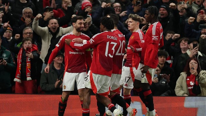 Soccer Football - Europa League - Round of 16 - Second Leg - Manchester United v Real Sociedad - Old Trafford, Manchester, Britain - March 13, 2025  Manchester Uniteds Bruno Fernandes celebrates scoring their second goal with teammates REUTERS/Phil Noble