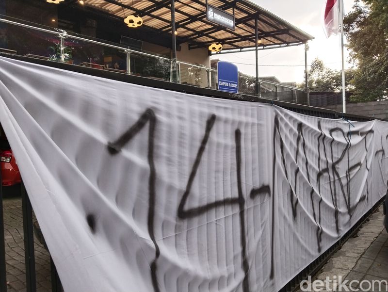 Spanduk protes soal Hari Jadi Persib Bandung di Graha Persib.