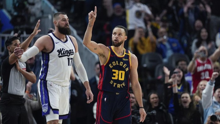 Golden State Warriors guard Stephen Curry (30) reacts after making a 3-point basket during the first half of an NBA basketball game against the Sacramento Kings, Thursday, March 13, 2025, in San Francisco. (AP Photo/Godofredo A. Vásquez)