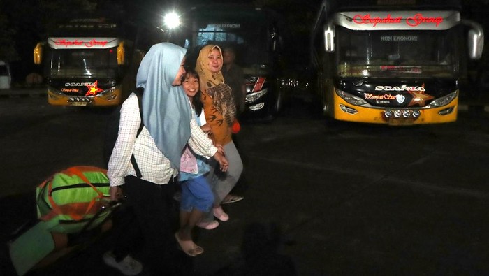 Suasana bus antarkota antarprovinsi (AKAP) yang membawa penumpang dan pemudik di Terminal tipe A Batoh, Banda Aceh, Aceh, Kamis (13/3/2025). Sejumlah warga memilih mudik ke kampung halaman lebih awal guna menghindari kepadatan dan harga tiket yang tinggi menjelang Hari Raya Idul Fitri 1446 hijriah. ANTARA FOTO/Irwansyah Putra/Spt.