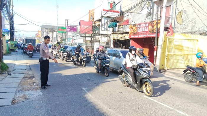 Tabrakan motor dan truk di Jalan Cinere, Kota Depok. Kecelakaan terjadi usai pemotor gagal menyalip sehingga tabrakan adu banteng dengan truk dari arah depan. (dok Istimewa)