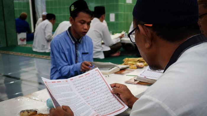 Tadarus Al Quran warga binaan di Banyuwangi Petugas Lapas mendampingi warga binaan membaca AL Quran di Lapas kelas II Banyuwangi, Jawa Timur, Rabu (13/3/2025). Kegiatan tadarus pada bulan Ramadhan tersebut menjadi bagian dari program pembinaan keagaman untuk meningkatkan spiritualitas, memperbaiki akhlak dan memberikan motivasi kepada warga binaan agar lebih baik setelah menjalani masa hukuman. ANTARA FOTO/Budi Candra Setya/Spt.