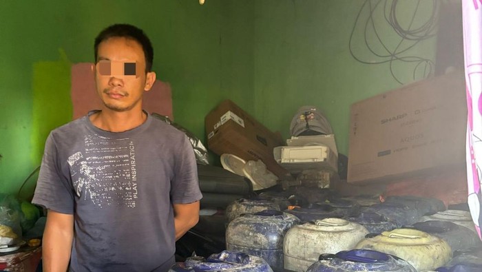 Tampang Anggi seorang pria di OKU yang melakukan pengecoran BBM atau penimbunan BBM subsidi