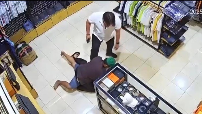 Tangkapan layar video saat Kompol DK diduga menginjak bandar narkoba.