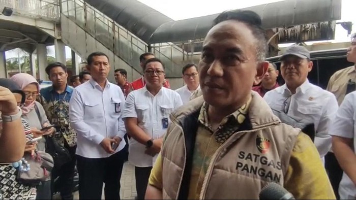 Tim Satgas Pangan Mabes Polri, Brigjen Pol Djoko Prihadi saat sidak di Pasar Tambahrejo