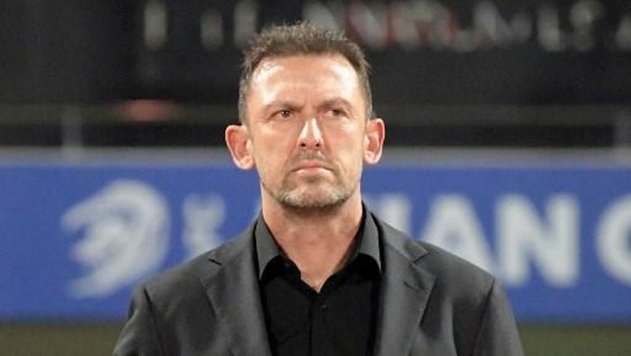 Australias coach Tony Popovic looks on ahead of the FIFA World Cup 2026 Asia zone qualifiers group C football match between Bahrain and Australia at Bahrain National Stadium in Riffa on November 19, 2024. (Photo by Mazen Mahdi / AFP)