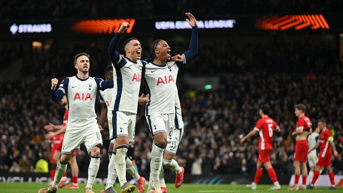 LONDON, ENGLAND - MARCH 13: Wilson Odobert of Tottenham Hotspur celebrates scoring his teams third goal with teammate Pedro Porro during the UEFA Europa League 2024/25 Round of 16 Second Leg match between Tottenham Hotspur and AZ Alkmaar at Tottenham Hotspur Stadium on March 13, 2025 in London, England. (Photo by Michael Regan - UEFA/UEFA via Getty Images)