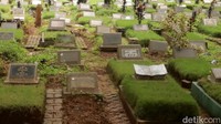 Jika sudah mendapatkan izin dari ahli waris, proses pembongkaran dan rumputisasi dilakukan pihak Dinas Ciptabintar, gratis alias tanpa dipungut biaya apapun.