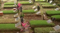 Seperti di TPU Nagrog yang berada di Kecamatan Ujungberung. Makam-makam yang sebelumnya ditembok dibongkar dan diganti dengan rumput.