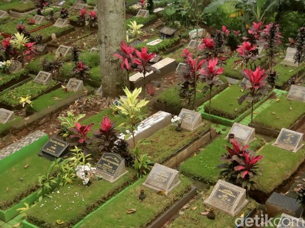Rumputisasi di TPU Nagrog Bandung