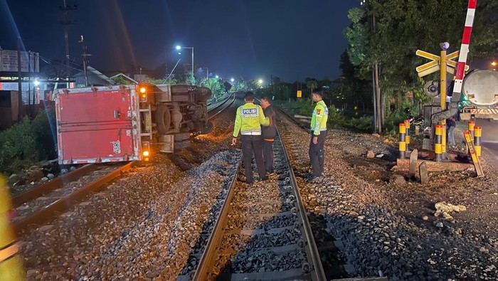 Truk terguling di perlintasan kereta Lamongan