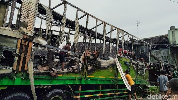 Truk tronton ludes terbakar usai picu kecelakaan beruntun di Batang, Jumat (14/3/2025).