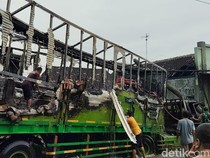 Truk Tronton Ludes Terbakar Usai Hantam Pikap-Motor Parkir di Batang
