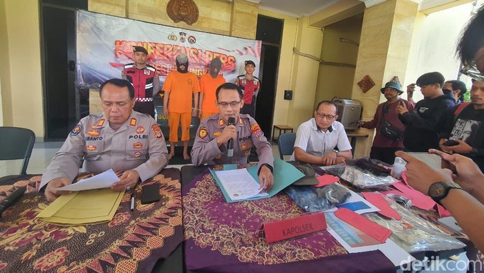 Kakak beradik pengedar uang palsu saat dihadirkan di Polres Gunungkidul, Jumat (14/3/2025).
