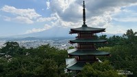 Gunung Fuji dari balik Pagoda Chureito