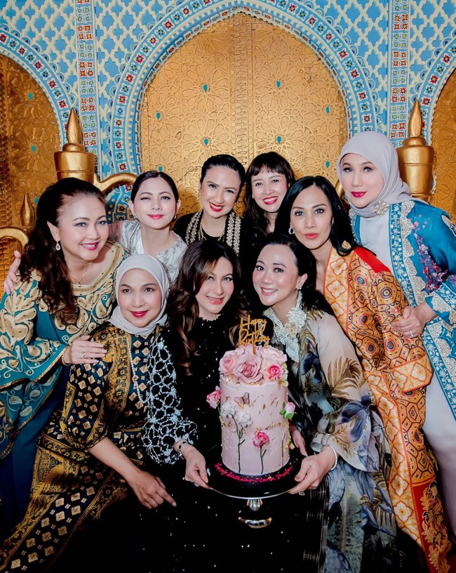 Pada 12 Maret lalu Diana Pungky resmi bertambah usia yang ke-51. Perayaan ulang tahunnya digelar secara intimate bareng para sahabatnya yang merupakan artis lawas tahun 90-an. Foto: Instagram/@marinizumarnisreal