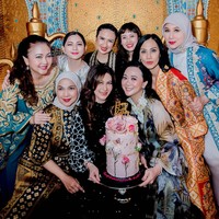 Pada 12 Maret lalu Diana Pungky resmi bertambah usia yang ke-51. Perayaan ulang tahunnya digelar secara intimate bareng para sahabatnya yang merupakan artis lawas tahun 90-an. Foto: Instagram/@marinizumarnisreal