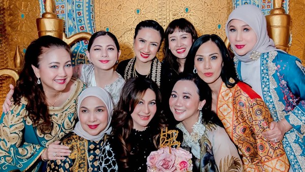 7 Foto Perayaan Ultah ke-51 Diana Pungky, Kumpul Bareng Geng Artis 90-an