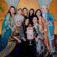 Perayaan ulang tahun digelar dengan sebuah acara makan malam di restoran. Tampak simpel, dalam unggahan tak terlihat dekorasi ulang tahun yang meriah, hanya sebuah kue ulang tahun berwarna pink dengan motif bunga yang cantik. Foto: Instagram/@marinizumarnisreal